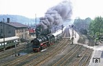 Die Döbelner Straße bot immer einen guten Überblick über das Bahngeschehen im Bahnhof Nossen. Die Brücke der Fernstraße 175 wurde am "Tag des Eisenbahners" genutzt, um die Ausfahrt der 58 3047 im Bild festzuhalten. (07.06.1980) <i>Foto: Wolfgang Bügel</i>