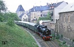 In Großbothen übernahm der "sächs. Rollwagen" 38 205 den DMV-Sdz von 58 3047 und wurde in Colditz abgelichtet. Hier, im VEB Colditzer Porzellanwerk, wurde übrigens das bekannte Mitropa-Porzellan hergestellt. (07.06.1980) <i>Foto: Wolfgang Bügel</i>