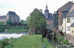 Vor der historischen Stadtkulisse von Rochlitz überquert 38 205 die Mulde. (07.06.1980) <i>Foto: Wolfgang Bügel</i>