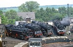 Blick vom Schuppendach auf die Lokparade im Bw Glauchau (Sachs) mit 86 001, 62 015, 50 2407 und 50 3049. (07.06.1980) <i>Foto: Wolfgang Bügel</i>