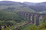 Während eine 242 auf dem alten Hetzdorfer Viadukt mit einem Reisezug von Karl-Marx-Stadt (Chemnitz) nach Freiberg unterwegs ist, fährt im Flöhatal ein Güterzug mit zwei 110ern in den Bahnhof Hetzdorf ein. (07.06.1980) <i>Foto: Wolfgang Bügel</i>