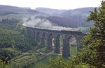 62 015 und 03 001 überqueren mit Sonderzug P 23647 das Flöhatal hoch über dem Bahnhof Hetzdorf (Flöhatal). Die Brücke von 1868 wurde im Zuge einer Streckenbegradigung 1992 außer Betrieb genommen. (07.06.1980) <i>Foto: Wolfgang Bügel</i>