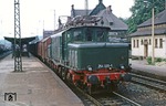 E 94 020 (Indienststellung am 28.10.1941 beim Bw Probstzella, ab 1942 beim Bw Waldenburg-Dittersbach/Schlesien beheimatet) kam wahrscheinlich im Zuge einer Rückführung von E-Loks aus der Sowjetunion in die DDR. Nach einer Generalüberholung im RAW Dessau wurde sie ab dem 01.08.1957 der RBD Halle, Bw Magdeburg-Buckau, zugeteilt. Im Zuge der Umnummerierung auf das EDV-System wurde im Jahre 1970 bei der DR aus der E 94 die Baureihe 254. Die beim Bw Reichenbach (Vogtl) stationierte 254 020 fährt hier mit einem Güterzug durch den Bahnhof Apolda. (07.06.1980) <i>Foto: Wolfgang Bügel</i>