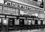 Fahrkartenschalter im Hamburger Hauptbahnhof. (1937) <i>Foto: Walter Hollnagel</i>