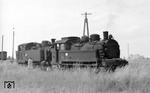 Von der früheren Gera-Meuselwitz-Wuitzer Eisenbahn wurde bis Januar 1970 noch das Reststück Wittgendorf (Kr Zeitz) - Wuitz-Mumsdorf zur Bedienung der Kaynaer Quarzsandwerke betrieben. Im Sommer 1970 begann der Abtransport der Fahrzeuge und Rückbau der Gleisanlagen. Für die Rangierarbeiten wurde dafür 99 5912 angeheizt, die hier in Wuitz-Mumsdorf gerade 99 191 am Haken hat. (21.07.1970) <i>Foto: Johannes Glöckner</i>