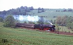 01 1518 passiert mit E 802 (Sonneberg - Leipzig) das Einfahrvorsignal von Neunhofen nahe Neustadt an der Orla. (08.06.1980) <i>Foto: Wolfgang Bügel</i>