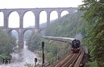 Im Tal der Zwickauer Mulde ist 38 205 mit Sonderzug P 23646 auf der Muldentalbahn unterhalb des Göhrener Viadukts unterwegs. (08.06.1980) <i>Foto: Wolfgang Bügel</i>