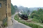 Durch Rochsburg schlängelt sich DMV-Sonderzug P 23646 mit Zuglok 38 205 und 86 001 am Zugschluss. (08.06.1980) <i>Foto: Wolfgang Bügel</i>