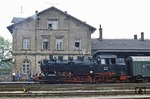 Der am Zugschluss des DMV-Sonderzuges agierenden 86 001 soll auch ein Bild gewidmet sein. Der Bahnhof Penig ist anlässlich des "Tag des Eisenbahners" festlich geschmückt. (08.06.1980) <i>Foto: Wolfgang Bügel</i>