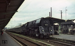 01 523 vom Bw Erfurt-P macht sich in Bebra vor dem D 217 für die Rückfahrt in die Heimat bereit. Am Zugschluss wird eine 44er mithelfen. (05.1970) <i>Foto: J. R. Broughton</i>