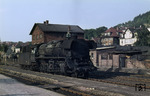 Bislang blieb die Identität dieser ölgefeuerten 44er im Bahnhof Meiningen im Dunkeln.  (1970) <i>Foto: J. R. Broughton</i>