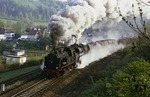 Im Rahmen einer Plandampfveranstaltung befördern 91 6580 und 50 3688 einen Fotogüterzug bei Gräfenroda in Thüringen. (06.1994) <i>Foto: J. R. Broughton</i>