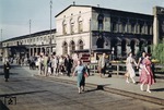 Das Empfangsgebäude des (alten) Braunschweiger Hauptbahnhofs, der als Kopfbahnhof bereits Anfang des 19. Jahrhunderts den steigenden Verkehrsansprüchen nicht mehr genügte. Auch das zeitraubende Wechseln der Lokomotiven war nicht mehr zeitgemäß. Daher wurde im Südosten der Stadt ein neuer Durchgangsbahnhof erbaut, der am 1. Oktober 1960 eingeweiht wurde.  (1959) <i>Foto: Reinhard Todt</i>