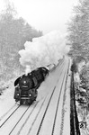 Blick von der Signalbrücke am Hönebacher Tunnel auf die aus Bebra kommende 01 0520 mit D 1099. (04.01.1971) <i>Foto: Johannes Glöckner</i>