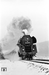 Man kann förmlich das Vibrieren des Bodens spüren, als 01 0529 mit D 207 bei Hönebach bergwärts stampft. (05.01.1971) <i>Foto: Johannes Glöckner</i>