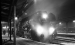 Nacht, Schnee, Kälte im Bahnhof Bebra. 01 0523 ist mit D 190 aus Erfurt eingetroffen. (05.01.1971) <i>Foto: Johannes Glöckner</i>