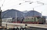 E 04 15 leistet einer unbekannten P 8 im Leipziger Hauptbahnhof Vorspann. (1966) <i>Foto: J. R. Broughton</i>