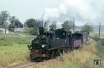 Zwischen Juni 1952 und Dezember 1969 liefen auf dem Rügener Schmalspurnetz insgesamt 17 Lokomotiven der sächsischen Gattung IV K, teils aushilfsweise, teils dauerhaft. Die meisten kehrten anschließend nach Sachsen zurück, andere verbrachten auf der Insel ihren Lebensabend. Während einige bis zuletzt ohne Luftbremse fuhren, erhielten fünf Stück ab 1963 eine Druckluftbremsausrüstung. Ihre Luftpumpe saß dabei auf der linken Seite der Rauchkammer, dazu hatte man beim Bw Putbus die beiden Haupt- und den Hilfsluftbehälter auf dem Langkessel zwischen dem kleinen Dom bzw. den Speisekrümmern sowie dem Dampfdom montiert. Die Altbauloks 99 545, 556 und 570 (anfangs auch 99 587, als sie noch ihren alten Kessel besaß) trugen die Hauptluftbehälter unten, darüber saß der kleine Hilfsluftbehälter. Bei den Neubauloks 99 553 und 587 befand sich der Hilfsluft- hingegen unterhalb der Hauptluftbehälter. Die 99 587 war ab 10.4.1961 auf Rügen beheimatet, ab Juli 1963 fuhr sie mit Druckluftbremse und ab September 1966 mit neuem Kessel. Nach ihrem letzten Einsatz am 21.12.1969 wurde sie erst am 27.8.1974 ausgemustert und noch im selben Jahr verschrottet. Von der Wittower Fähre kommend fährt sie hier mit dem vormittäglichen P 9214 in den Bahnhof Bergen (Rügen) ein. Vom Einfahrsignal ist über dem ersten Personenwagen nur der Mast zu sehen.  (1967) <i>Foto: J. R. Broughton</i>