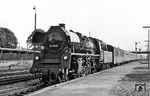 Die erst zwei Jahre alte 23 1008 vom Bw Rostock fährt mit einem "Interzonenzug" aus Hamburg im Lübecker Hauptbahnhof ein. Hinter der Lok scheint ein in Polen gebauter Gepäckwagen eingestellt zu sein. (1960) <i>Foto: Robin Fell</i>