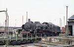 38 2267 (Bw Erfurt-P) an der Drehscheibe in ihrer Heimatdienststelle, die von zarter Frauenhand bewegt wird. Nach der Ausmusterung Anfang 1972 war die Lok zunächst im Bw Saalfeld hinterstellt. 1981 wurde sie zusammen mit drei Reko-Personenwagen in Wiednitz bei Cottbus als Denkmallok vor der dortigen Reichsbahnschule aufgestellt. Im Oktober 1991 wurde sie vom Sockel geholt und im April 1992 wieder betriebsfähig zum Eisenbahnmuseum nach Bochum-Dahlhausen überführt. Seitdem ist sie dort vor Museumszügen im Einsatz. (1967) <i>Foto: Robin Fell</i>