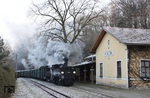 ÖBB 298.102 + 298.52 fahren mit einem Sonderzug in den Kreuzungsbahnhof Pergern (nahe Steyr) ein. (31.12.2008) <i>Foto: Stefan Jurasovits   </i>