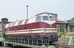 V 180 062 wurde im März 1965 der VES(M) Halle fabrikneu zugeteilt und steht hier auf der Drehscheibe im Bw Halle-P. (1968) <i>Foto: Robin Fell</i>
