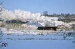 Am extrem kalten Morgen des 04. Januar 1979 dampft 44 0663 mit Übergabezug 74428 Unterwellenborn entgegen. Selbst der mit -20 Grad C ausgewiesene Frostschutz im Kühler des Autos versagte an diesem Morgen und blubberte nur als gallertartige Masse vor sich hin. (04.01.1979) <i>Foto: Wolfgang Bügel</i>