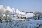 Bei Eiseskälte strebt 44 0663 mit ihrem Güterzug dem Bahnhof Unterwellenborn entgegen.  (04.01.1979) <i>Foto: Wolfgang Bügel</i>