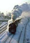 Mit E 802 aus Sonneberg am Haken verlässt 01 0524 den Bahnhof Saalfeld. (04.01.1979) <i>Foto: Wolfgang Bügel</i>