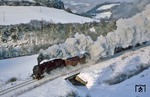 95 0004 mit Ng 66483 vor Marktgölitz. Am Planum der Feldwegbrücke ist noch gut die ehemalige Zweigleisigkeit der Strecke zu erkennen.  (04.01.1979) <i>Foto: Wolfgang Bügel</i>