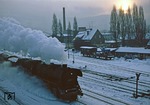 Im letzten Licht der fahlen Wintersonne über den Bergen des Thüringer Waldes verlässt 44 0231 den Bahnhof Saalfeld vor Ng 67478 Richtung Unterwellenborn. (04.01.1979) <i>Foto: Wolfgang Bügel</i>