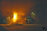 Eine besondere Spezialität des Lokführer Wolfhard Bätz war dieses Kunststückchen. Am Ende einer langen Bergfahrt war der Kessel so glühend, dass beim Ausblasen der Brennerleitungen das Restöl mit meterhoher Flamme über dem Schornstein sekundenlang brannte, so wie hier bei 95 0015 vor P 18007 im Bahnhof Schmiedefeld. (04.01.1979) <i>Foto: Wolfgang Bügel</i>