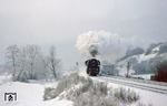 Rau(c)hreif bei Unterwellenborn: 01 0525 kommt mit E 802 um die Kurve gefahren. (05.01.1979) <i>Foto: Wolfgang Bügel</i>