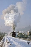 Bei Temperaturen von -12 Grad C froren sogar die Signaldrähte ein, sodass 44 0698 am nicht mehr stellbaren Einfahrsignal von Orlamünde nach Ausstellen eines schriftlichen Befehls anfahren musste. (05.01.1979) <i>Foto: Wolfgang Bügel</i>