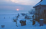 "Blaue Stunde" (landläufig die Zeit der Dämmerung zwischen Sonnenuntergang und nächtlicher Dunkelheit) am Schrankenposten 51 nahe Etzelbach auf der Saalebahn. (05.01.1979) <i>Foto: Wolfgang Bügel</i>