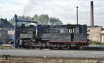 Bevor die Fahrt mit P 18003 nach Sonneberg beginnt, ergänzt 95 0024 im Bahnhof Saalfeld ihre Wasservorräte. (04.10.1977) <i>Foto: Peter Schiffer</i>