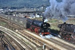 01 0501 als Schiebelok am P 3036 (Saalfeld/S – Leipzig-Leutzsch) in Saalfeld (Saale). Die Lok blieb bis Pößneck ob Bf am Zug und kehrte mit dem hinteren Zugteil zurück nach Saalfeld (Saale). Rechts steht 44 0221. (03.10.1977) <i>Foto: Peter Schiffer</i>