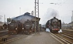 In Radebeul-Ost bestand die einzige Möglichkeit die erste neben der letzten Baureihe aufzunehmen. Im März 1977 rauscht 01 2069 mit D 924 (Dresden - Berlin) an 99 1784 und 99 1793 vorbei. (06.03.1977) <i>Foto: Peter Schiffer</i>