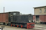 Köf 6003 (Typ HF 130 C) wurde 1942 an das Oberkommando des Heeres (Berlin) ausgeliefert. Die Betriebsnummer "Köf 6003" erhielt sie erst mit Umbau auf 750 mm Spurweite im RAW Dessau Anfang 1955. Das Foto entstand in Bergen auf Rügen. Während ihrer letzten Einsatzjahre wurde sie noch mehrfach umgezeichnet: Am 01.07.1970 in "100 902-6", am 01.01.1973 in "199 002-7", 1978 als Gerät in "100 902" für die Bahnmeisterei Göhren. Nach Instandsetzung mit Ersatzteilen der ausgemusterten "100 901" wurde sie 1985 zur "100 901" [2. Besetzung]. 1991 wieder in den aktiven Einsatzbestand übernommen, wurde sie in "199 001-9" umgezeichnet, 1992 zur  "310 901-4". Nach Korrektur des Umzeichnungsfehlers war sie als "399 703-8" unterwegs. Nach ihrer offiziellen Ausmusterung bei der DB AG wurde sie am 23.01.1996 von der Rügenschen Kleinbahn übernommen und ist seitdem wieder in ihrer Originalbzeichnung als "Köf 6003"  im Einsatz. (1967) <i>Foto: Robin Fell</i>