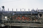 Die Wittenberger 03 121 (mit Altbaukessel und Mischvorwärmer) auf der Drehscheibe im Bw Hamburg-Altona. (06.1967) <i>Foto: K.D. Hensel</i>