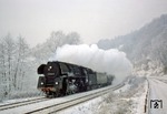 Winter und Rauhreif im Saaletal. Bei zweistelligen Minustemperaturen im Extremwinter 1978/79 befördert 01 0509 den P 5018 nach Camburg bei Kahla. (06.01.1979) <i>Foto: Wolfgang Bügel</i>