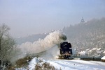 Bei den knackigen Minustemperaturen Anfang Januar 1979 befand sich das einzige Sonnenloch im Saaletal in Orlamünde. Der D 504 mit 01 0524 wurde daher auch dort erwartet. (06.01.1979) <i>Foto: Wolfgang Bügel</i>