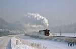 44 0698 tat sich recht schwer, den Dg 55445 aus Orlamünde zu beschleunigen, sodass sie trotz winterlicher Straßenverhältnisse bereits einen Kilometer hinter dem Bahnhof wieder eingeholt wurde. (06.01.1979) <i>Foto: Wolfgang Bügel</i>