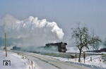 44 0689 mit Dg 55445 zwischen Orlamünde und Zeutzsch mit der vereisten Fernstraße 88. (06.01.1979) <i>Foto: Wolfgang Bügel</i>