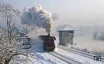 Nicht nur die Saale dampfte vor Kälte, auch 44 0698 legte bei der Durchfahrt in Uhlstädt kräftig nach. (06.01.1979) <i>Foto: Wolfgang Bügel</i>