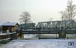 44 0618 passiert ein Stauwehr in Schwarza-West. (06.01.1979) <i>Foto: Wolfgang Bügel</i>