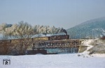 95 0044 überquert mit Ng 66483 die Saale bei Breternitz. (06.01.1979) <i>Foto: Wolfgang Bügel</i>