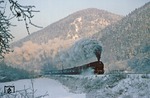 Die Sonne hatte sich bereits hinter den Bergen im engen Saaletal nahe Marktgölitz verkrochen, als 95 0044 mit Ng 66483 um die Kurve bog. (06.01.1979) <i>Foto: Wolfgang Bügel</i>