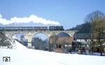 Bei Mengersgereuth-Hämmern überquert 95 0014 mit P 18018 das Tal der Effelder. (28.02.1979) <i>Foto: Wolfgang Bügel</i>
