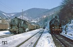 Begegnung in Rauenstein mit 95 0041 vor Dg 55445 und 95 0014, die mit P 18019 nach Eisfeld unterwegs ist und im Kopfbahnhof gerade umsetzt. (28.02.1979) <i>Foto: Wolfgang Bügel</i>